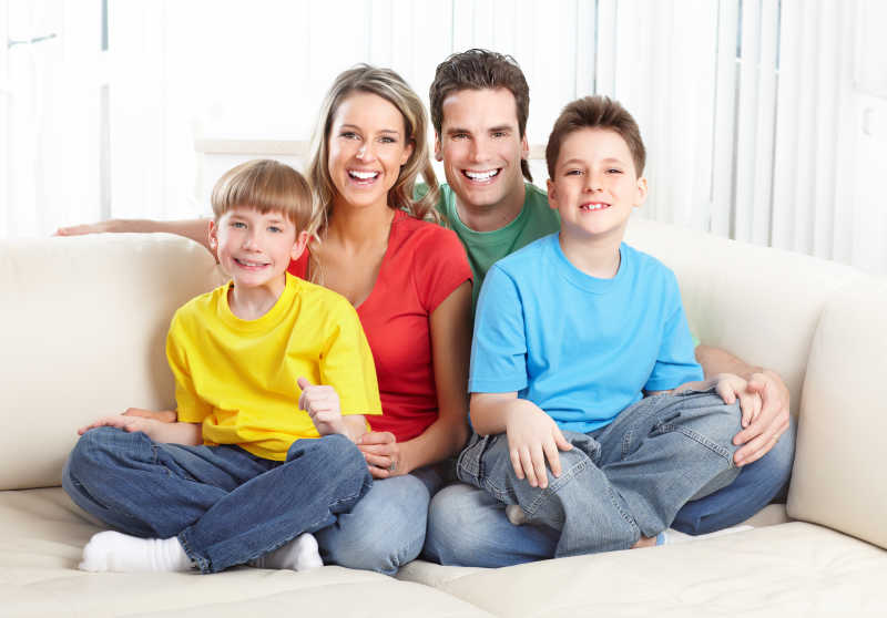沙发上幸福的四人家庭