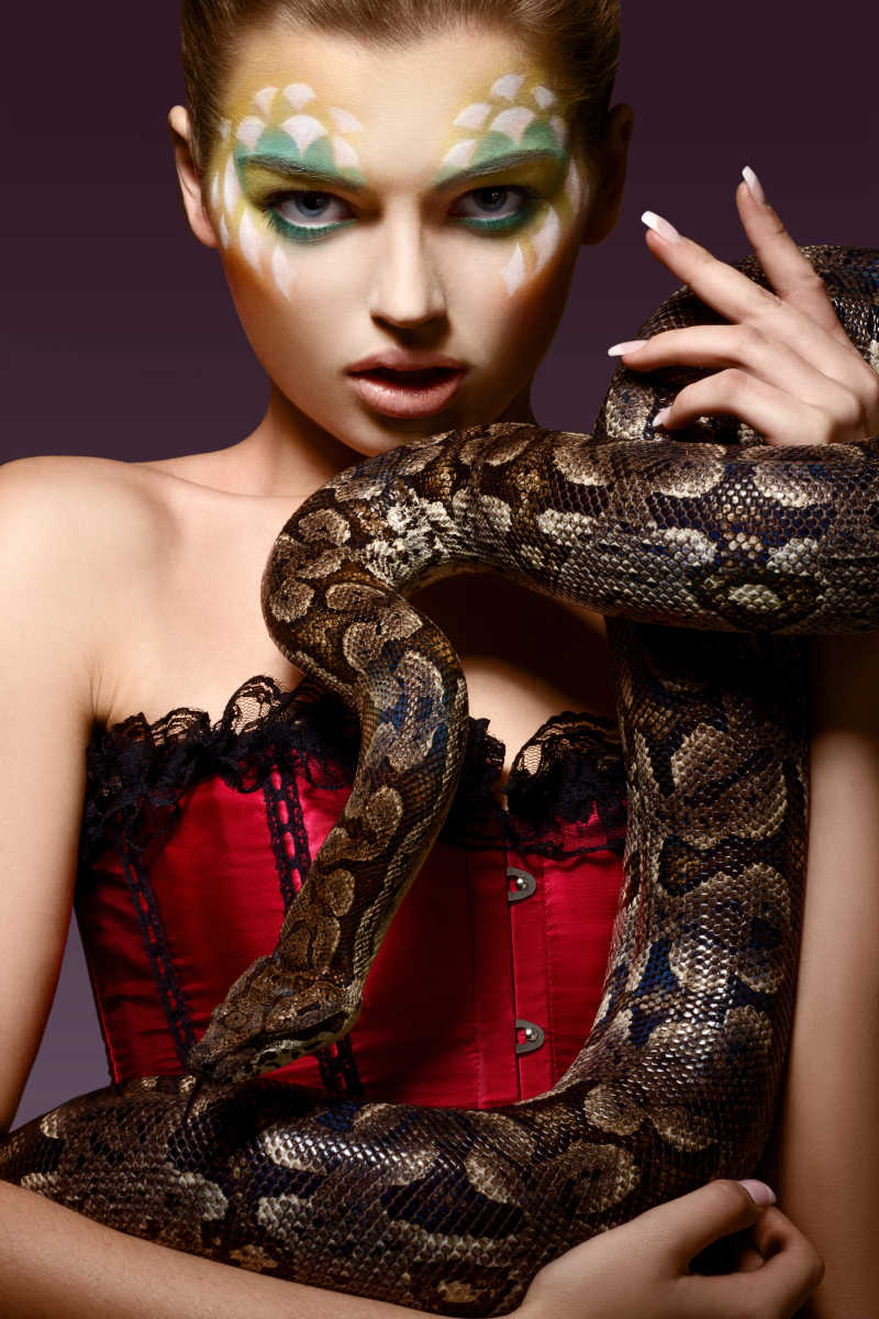 Женщины гадюки. Фотосессия со змеями. Фотосессия с питоном. Девушка змея. Красивая девушка со змеей.
