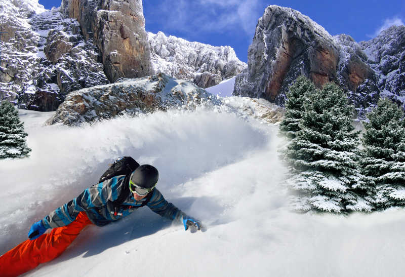 在山上滑雪的骑手特写