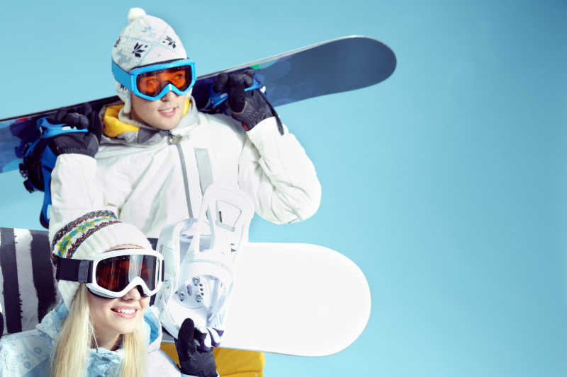 蓝色背景下两个年轻的成年运动员的肖像