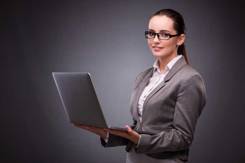 捧着笔记本电脑的自信女商人