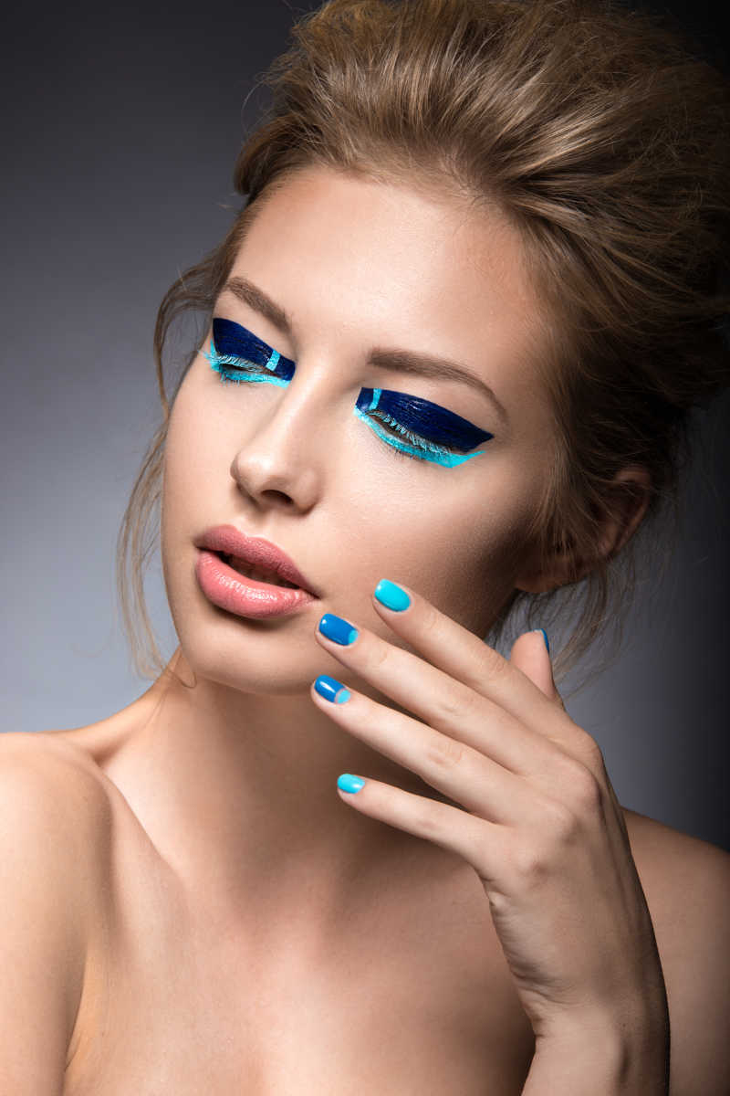 蓝色系彩妆模特特写