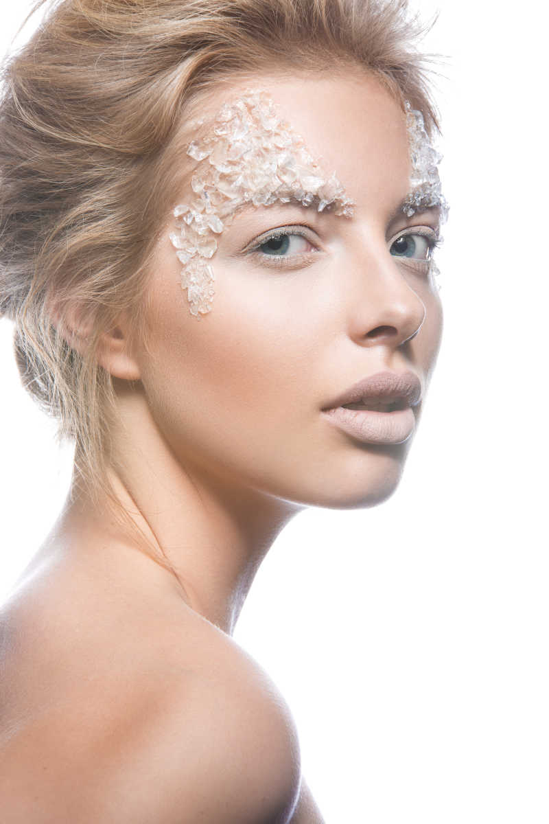 白色背景下的彩妆模特