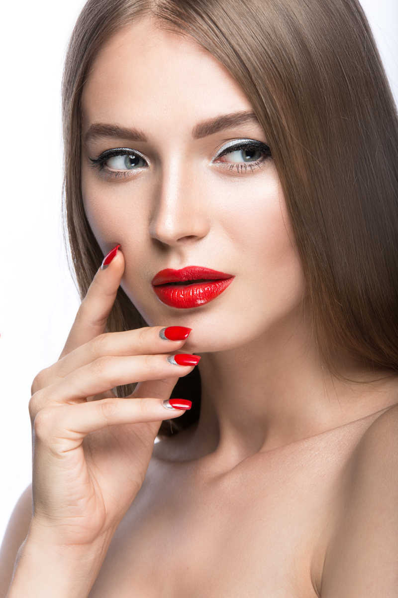 大红色系列彩妆美甲和口红