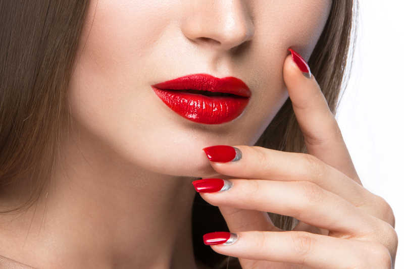 红色口红以及红色美甲特写