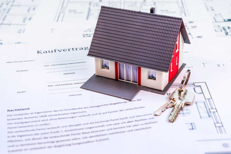 模型房屋和钥匙