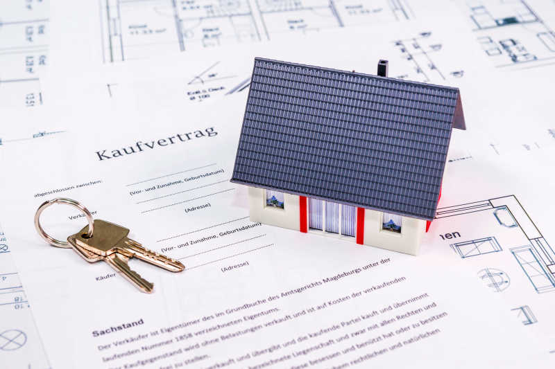 白纸上的房屋模型和钥匙