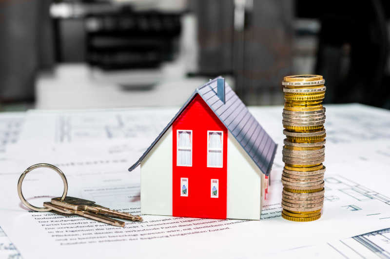 房屋模型硬币钥匙特写