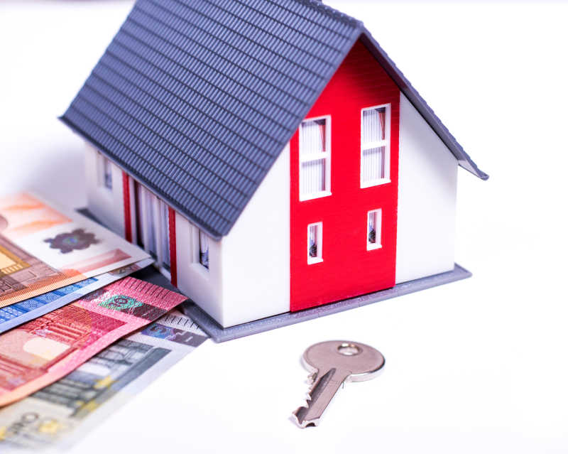 白色背景上的房屋模型和钥匙