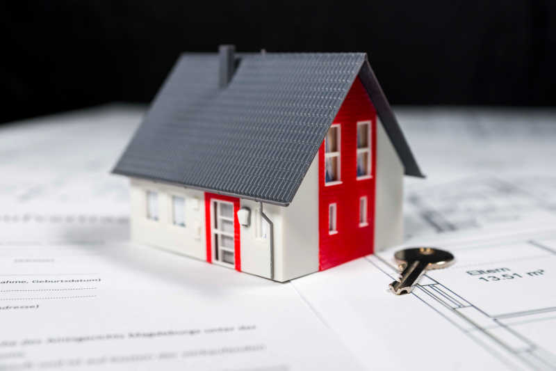 房屋模型和钥匙特写