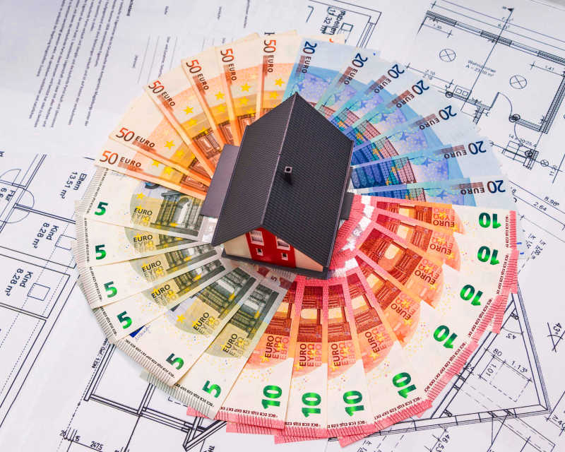 设计纸上的欧元和房子模型