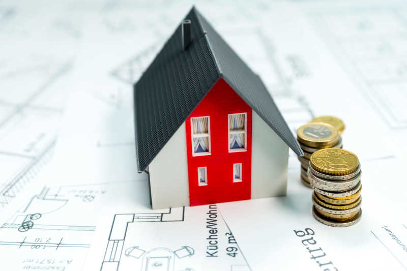 房屋模型和排好的硬币特写