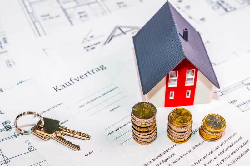 房屋模型和硬币和钥匙