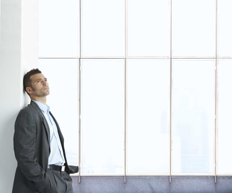 商人站在墙边沉思