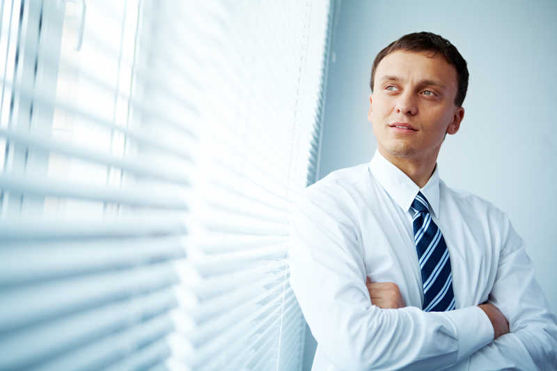 看着窗口的一名沉思的商人特写