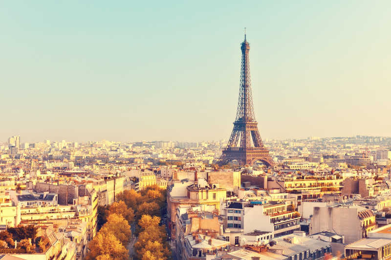 欧洲法国巴黎日落晚霞下的埃菲尔铁塔