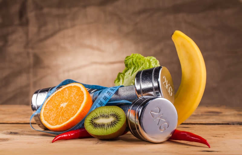 健身器材和健康的食物