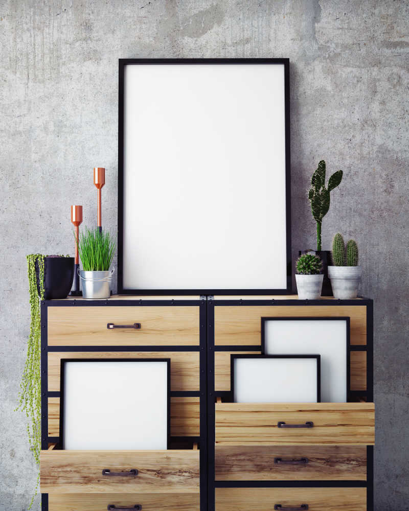 抽屉上的空白海报框架