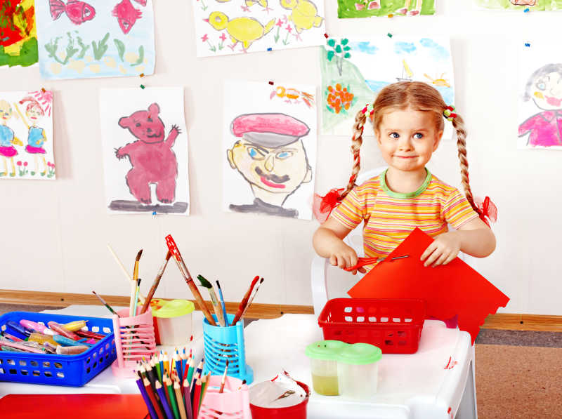 幼儿园学前班剪纸的小女孩