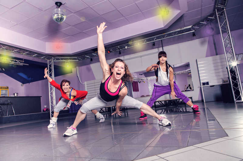 在舞蹈房练习舞蹈或者有氧健身操的女性