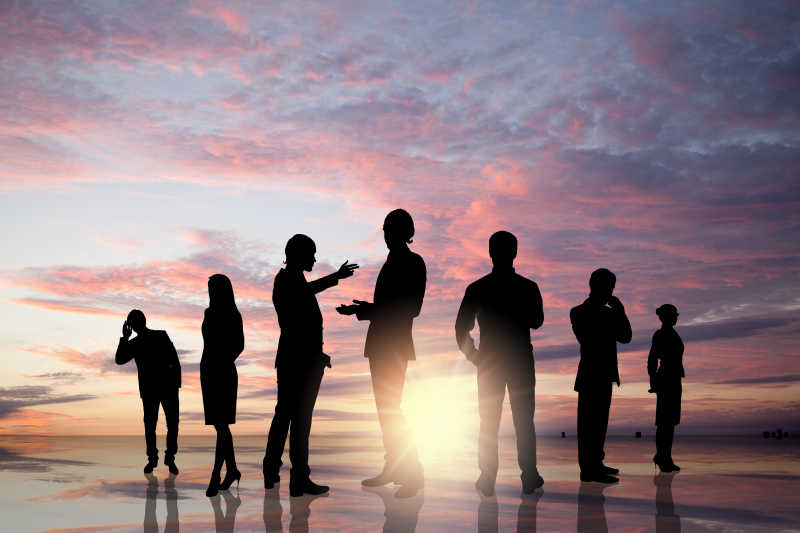 橙红色晚霞下的业务团队