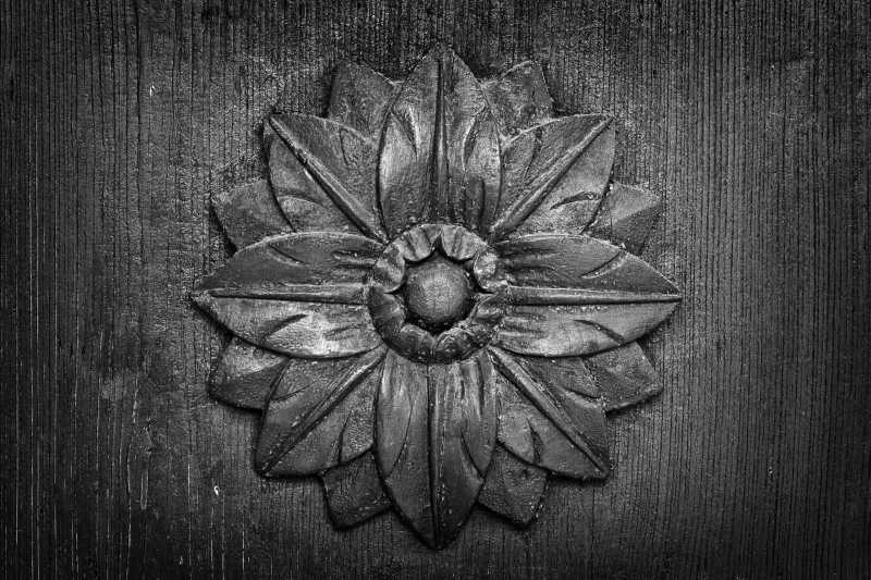 雕刻的花朵图案作为门上的装饰