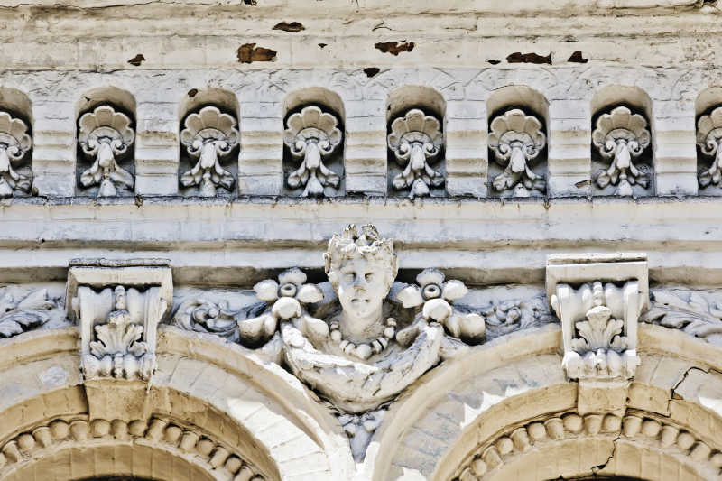 老房子的门面的雕刻