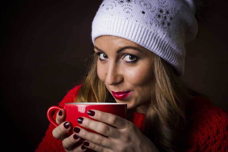 喝热茶或者咖啡的年轻女子