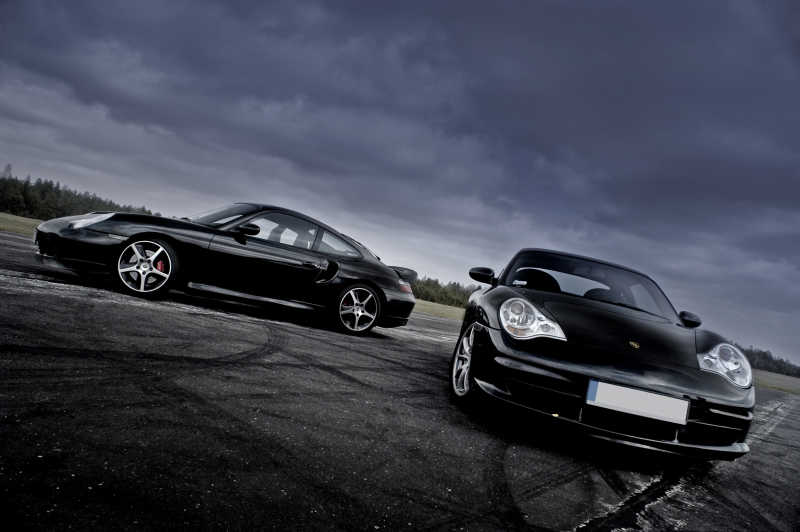 两辆黑色跑车特写