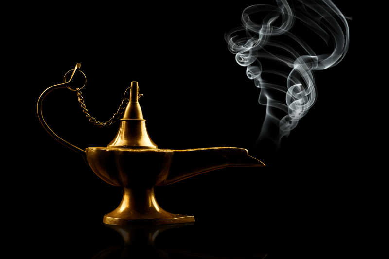 黑色背景上的冒着白烟的阿拉丁神灯