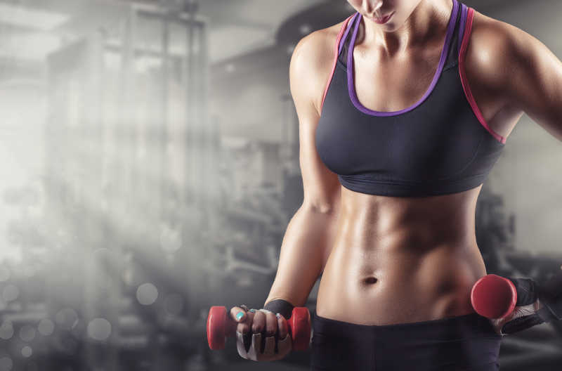 健身爱好者腹部肌肉特写