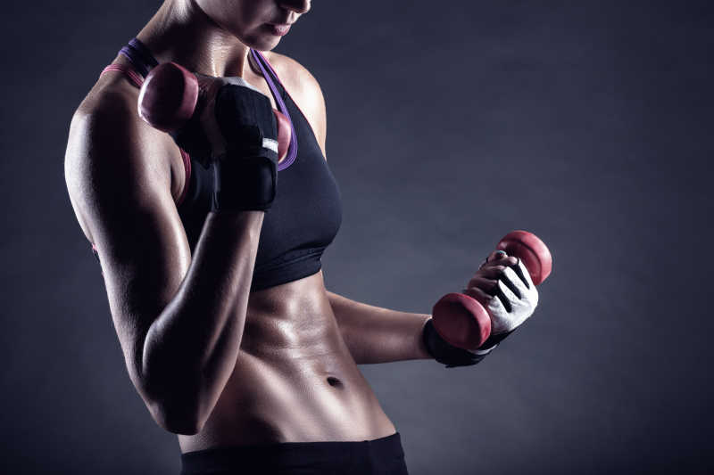 用哑铃锻炼的年轻人