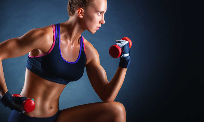 哑铃锻炼的健身爱好者