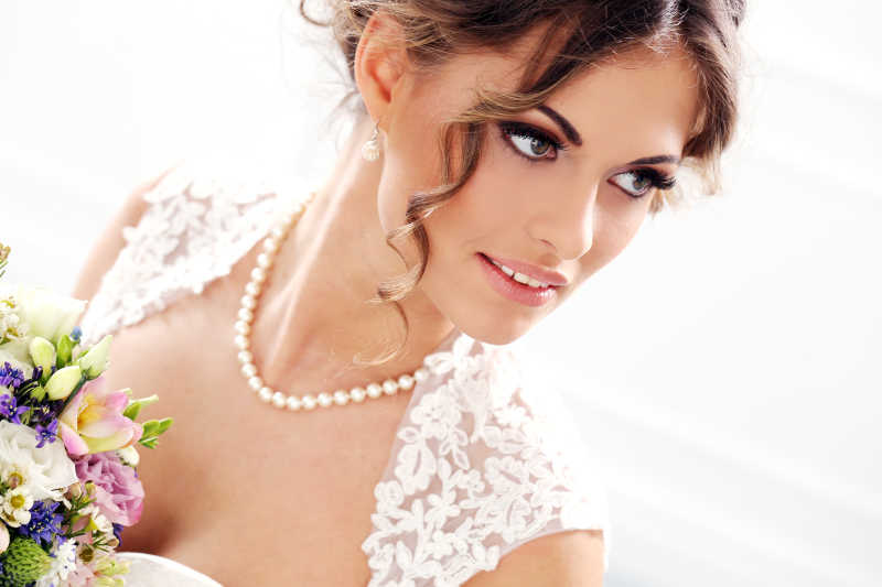 手捧捧花的新娘