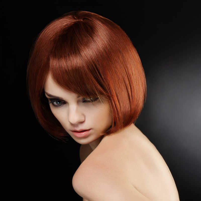 黑色背景上西方化妆模特特写