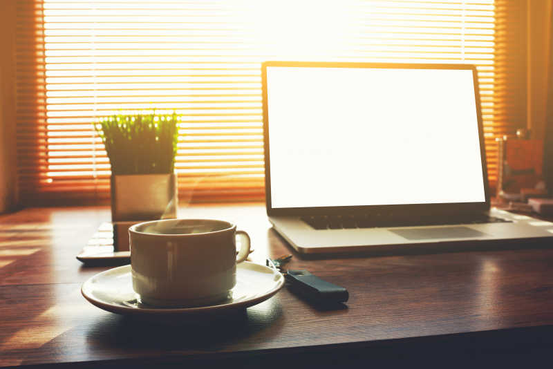 笔记本电脑和咖啡杯图片-桌面上的空白页面的笔记本电脑和咖啡杯素材-高清图片-摄影照片-寻图免费打包下载