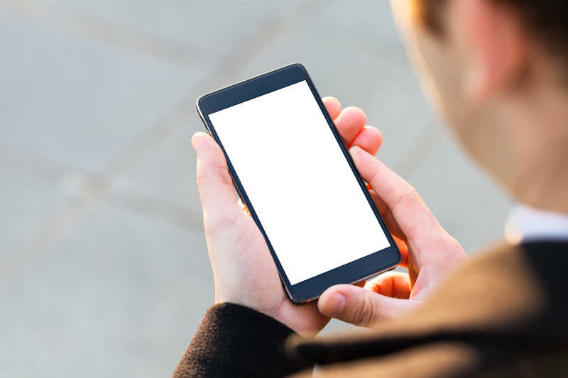商人看着手里的智能空白屏幕的手机