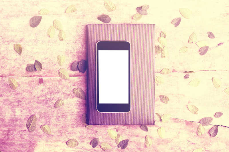 木制桌上的空白屏幕的智能手机