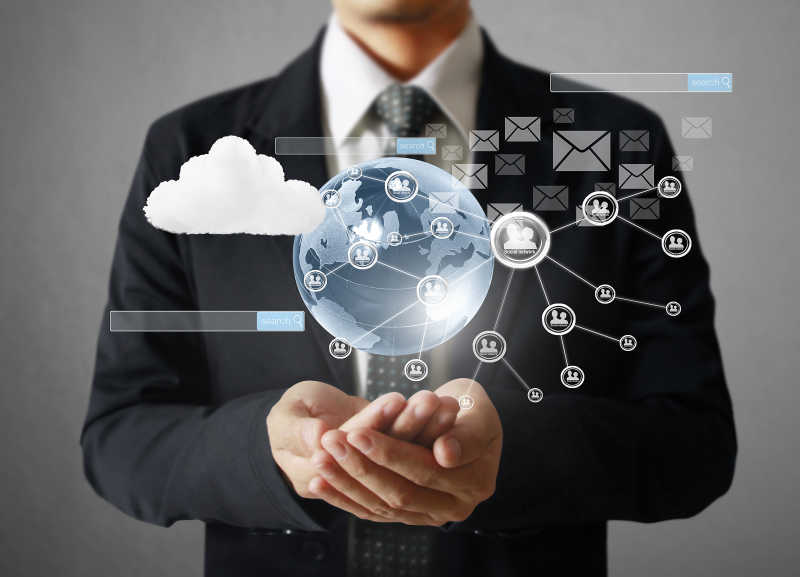 商人手持社交网络虚拟图标