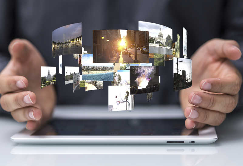 平板电脑上面的商人的手中的图片