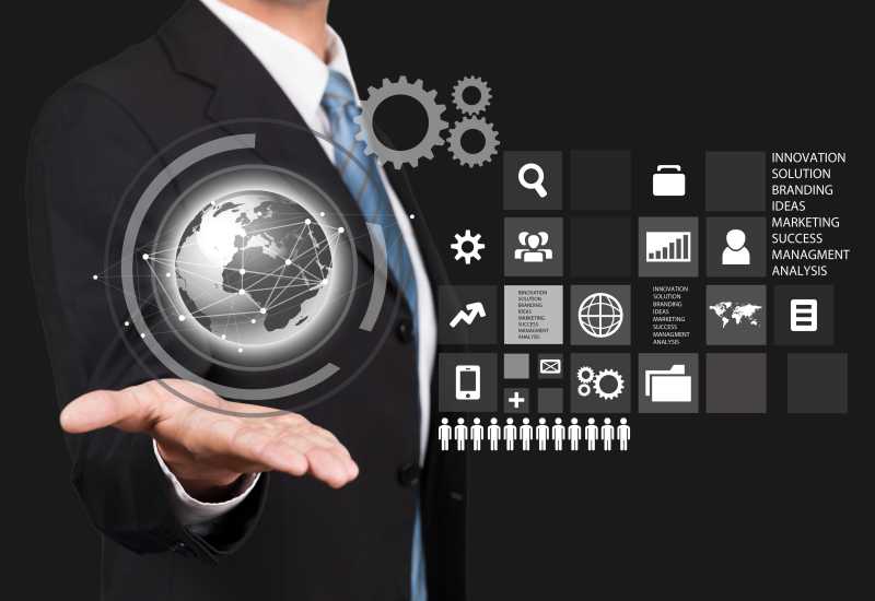 黑色背景上商人手上的CG地图