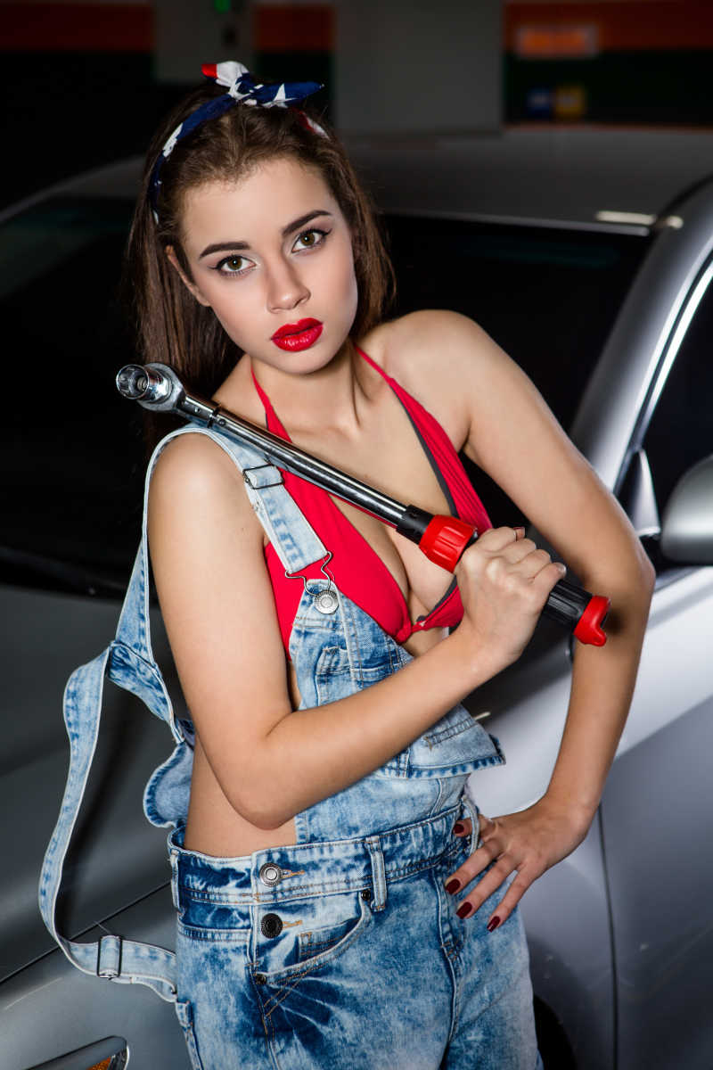 汽车修理店里的美女修理工