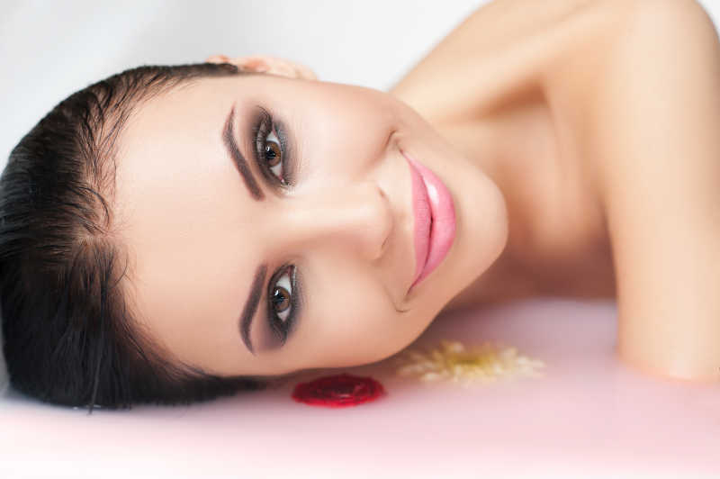 正在洗澡的有魅力的健康女孩