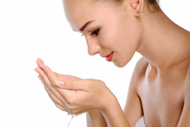 特写一个年轻女子洗脸的肖像