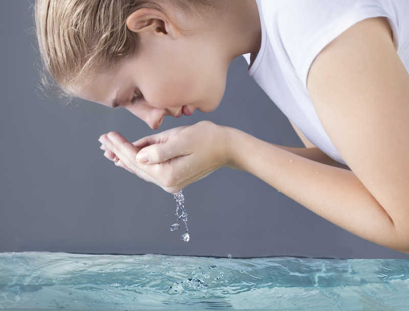 美女清水洗脸特写