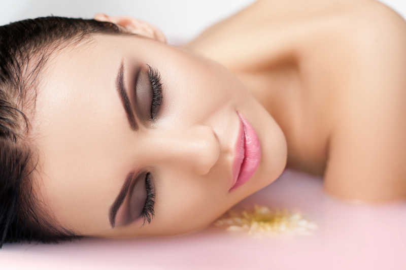 漂亮的女人正在浴缸里放松休息