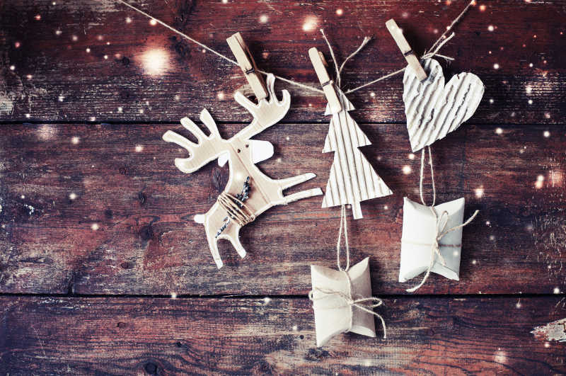 木制背景上的圣诞礼品盒和圣诞装饰卡