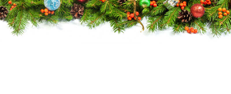 白色背景下圣诞装饰球和冷杉树枝