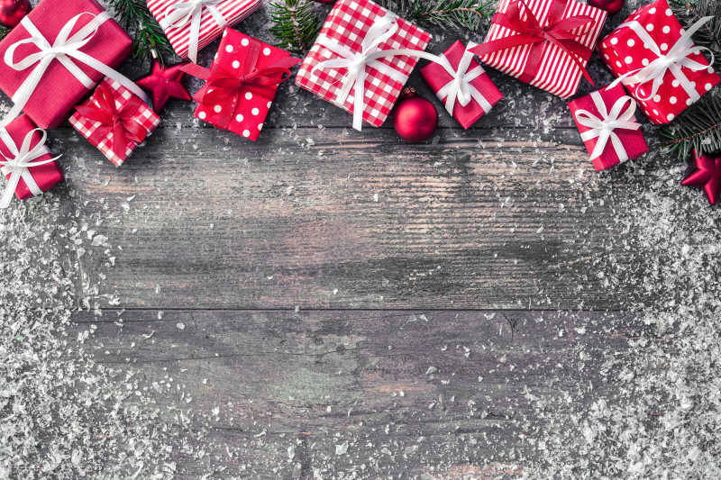 木制背景上的礼品盒装饰品