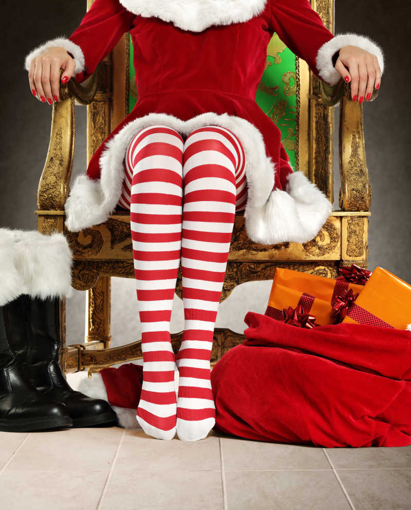女性圣诞老人的腿部特写